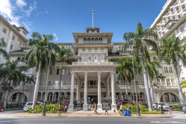 Honolulu, Hawaii - 1 Nisan 2019: Waikiki, Honolulu ünlü Moana Surfrider dış cephe. Moana Surfrider, Honolulu'da yer alan bir simge yapıdır..