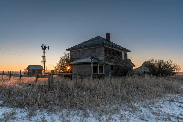 Oude Verlaten Hoeve Prairie Alberta Bij Zonsopgang — Stockfoto