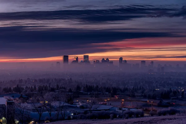 Calgary Skyline Einem Kalten Und Nebligen Wintermorgen Aus Dem Nasenbergpark — Stockfoto
