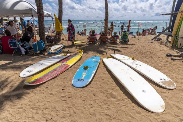 하와이 호놀룰루 2019년 31일 와이키키의 해변을 즐기는 관광객과 서퍼들의 와이키키는 — 스톡 사진