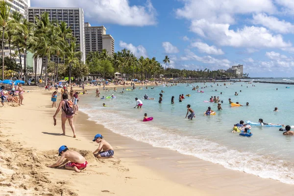 ホノルル ハワイ 2019年3月31日 ワイキキの人気ビーチを楽しむ観光客やサーファーの景色 ワイキキは有名な熱帯の目的地です — ストック写真