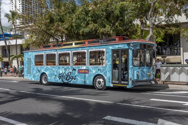 Honolulu Hawaii Mars 2019 Buss Bussen Kalakaua Avenue Waikiki Många — Stockfoto