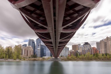 Bir bahar gününde Calgary siluetinin gün boyu pozlama.