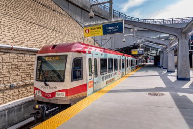 Calgary, Kanada - 26 Mayıs 2019: C-Train, Calgary, Alberta'daki 69. C-tren Calgary ana hafif raylı transit araç ve 300.000 kişi üzerinde bir gün taşır