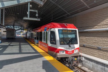 Calgary, Kanada - 26 Mayıs 2019: C-Train, Calgary, Alberta'daki 69. C-tren Calgary ana hafif raylı transit araç ve 300.000 kişi üzerinde bir gün taşır