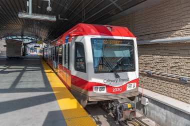 Calgary, Kanada - 26 Mayıs 2019: C-Train, Calgary, Alberta'daki 69. C-tren Calgary ana hafif raylı transit araç ve 300.000 kişi üzerinde bir gün taşır