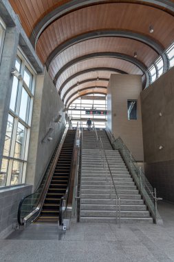 Calgary, Kanada - 26 Mayıs 2019: 69th Street C-Train ve otobüs istasyonu calgary, Alberta. C-tren Calgary ana hafif raylı transit araç ve 300.000 kişi üzerinde bir gün taşır