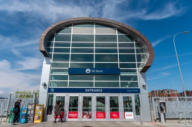 Calgary, Kanada - 26 Mayıs 2019: 69th Street C-Train ve otobüs istasyonu calgary, Alberta. C-tren Calgary ana hafif raylı transit araç ve 300.000 kişi üzerinde bir gün taşır