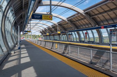 Calgary, Kanada - 26 Mayıs 2019: Sunalta C-Train ve otobüs istasyonu calgary, Alberta. C-tren Calgary ana hafif raylı transit araç ve 300.000 kişi üzerinde bir gün taşır