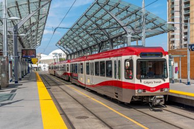 Calgary, Kanada-Mayıs 26, 2019: C-Train Şehir Calgary, Alberta. C-tren Calgary ana hafif demiryolu transit araç ve 300.000 üzerinde hareket eder bir gün
