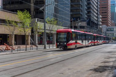 Calgary, Kanada-Mayıs 26, 2019: C-Train Şehir Calgary, Alberta. C-tren Calgary ana hafif demiryolu transit araç ve 300.000 üzerinde hareket eder bir gün