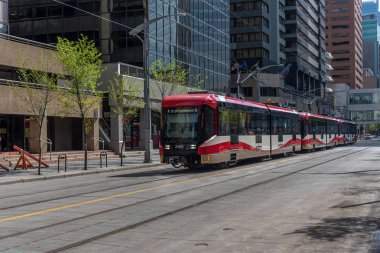 Calgary, Kanada-Mayıs 26, 2019: C-Train Şehir Calgary, Alberta. C-tren Calgary ana hafif demiryolu transit araç ve 300.000 üzerinde hareket eder bir gün