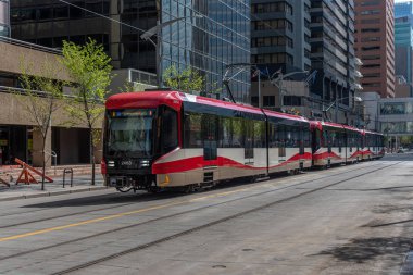 Calgary, Kanada-Mayıs 26, 2019: C-Train Şehir Calgary, Alberta. C-tren Calgary ana hafif demiryolu transit araç ve 300.000 üzerinde hareket eder bir gün