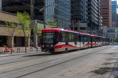 Calgary, Kanada-Mayıs 26, 2019: C-Train Şehir Calgary, Alberta. C-tren Calgary ana hafif demiryolu transit araç ve 300.000 üzerinde hareket eder bir gün