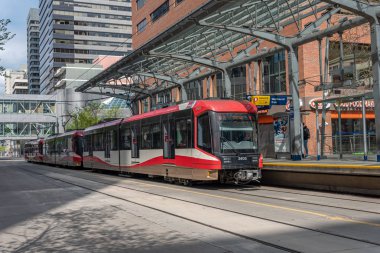 Calgary, Kanada-Mayıs 26, 2019: C-Train Şehir Calgary, Alberta. C-tren Calgary ana hafif demiryolu transit araç ve 300.000 üzerinde hareket eder bir gün