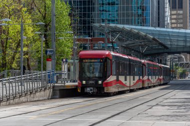 Calgary, Kanada-Mayıs 26, 2019: C-Train Şehir Calgary, Alberta. C-tren Calgary ana hafif demiryolu transit araç ve 300.000 üzerinde hareket eder bir gün