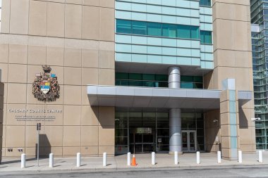 Calgary, Kanada - 26 Mayıs 2019: Calgary Alberta'daki Calgary Mahkemeleri Merkezi'nin cephesi. Mahkeme merkezi Calgary Alberta mahkemeler sistemi için birincil yerdir.