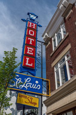 Calgary, Alberta - 26 Mayıs 2019: Calgary'nin East Village'daki eski St. Louis Hotel'in tarihi tabelası ve cephesi.