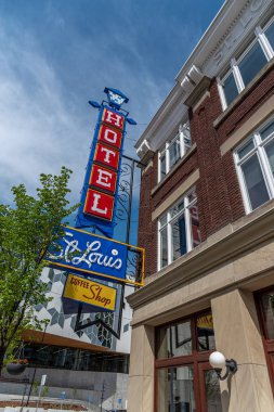 Calgary, Alberta - 26 Mayıs 2019: Calgary'nin East Village'daki eski St. Louis Hotel'in tarihi tabelası ve cephesi.