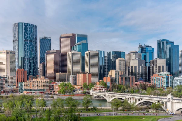 Calgary Skyline Vårmorgon Löpare Som Deltar Calgary Marathon Synliga Memorial — Stockfoto