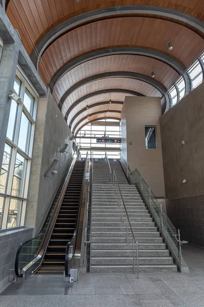 Calgary, Kanada - 26 Mayıs 2019: 69th Street C-Train ve otobüs istasyonu calgary, Alberta. C-tren Calgary ana hafif raylı transit araç ve 300.000 kişi üzerinde bir gün taşır