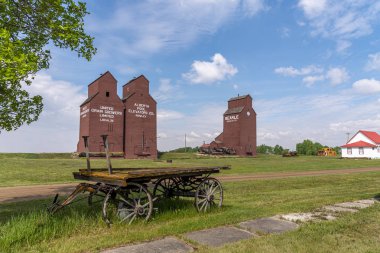 Rowley, Alberta - 8 Haziran 2019: Rowley, Alberta hayalet kasabasında binaların görünümü. Kanada'nın kırsal nüfusu küçüldükçe geride pek çok eski şehir kaldı..