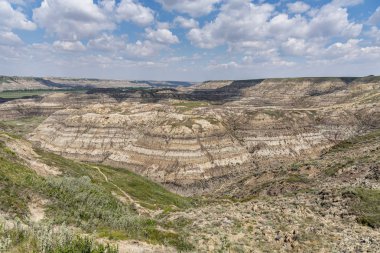Drumheller'a yakın Alberta badlands Horsethief Kanyon görünümü.