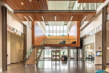 Calgary, Alberta - 31 Mayıs 2019: Calgary Üniversitesi kampüsünde modern bir binanın iç. C'nin U'su büyüdü ve birçok sanat eseri var..