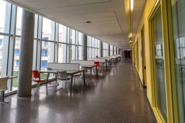 Calgary, Alberta - 31 Mayıs 2019: Calgary Üniversitesi kampüsünde modern bir binanın iç. C'nin U'su büyüdü ve birçok sanat eseri var..