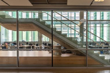 Calgary, Alberta - 31 Mayıs 2019: Calgary Üniversitesi kampüsünde modern bir binanın iç. C'nin U'su büyüdü ve birçok sanat eseri var..