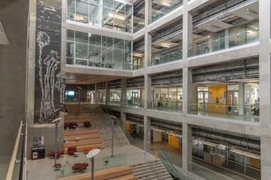Calgary, Alberta - 31 Mayıs 2019: Calgary Üniversitesi kampüsünde modern bir binanın iç. C'nin U'su büyüdü ve birçok sanat eseri var..