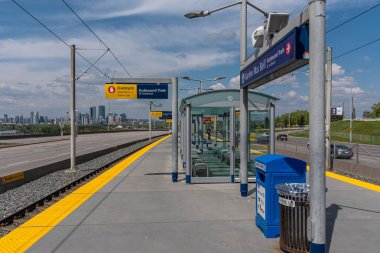 Calgary, Kanada-Mayıs 26, 2019: Calgary Alberta bir C-Tren İstasyonu. C-tren şehirler ana banliyö demiryolu sistemi. 