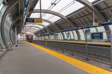 Calgary, Alberta-Mayıs 31, 2019: C-Train Calgary Alberta 'da Sunalta Istasyonunda. C-tren Calgary ana banliyö treni ve 300.000 üzerinde hareket bir gün.