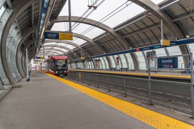 Calgary, Alberta-Mayıs 31, 2019: C-Train Calgary Alberta 'da Sunalta Istasyonunda. C-tren Calgary ana banliyö treni ve 300.000 üzerinde hareket bir gün.