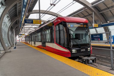 Calgary, Alberta-Mayıs 31, 2019: C-Train Calgary Alberta 'da Sunalta Istasyonunda. C-tren Calgary ana banliyö treni ve 300.000 üzerinde hareket bir gün.