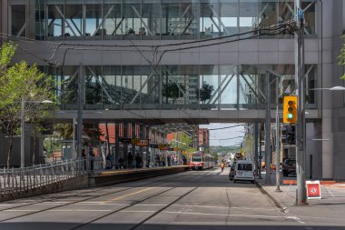 Calgary, Kanada - 26 Mayıs 2019: C-Train şehir Calgary, Alberta ile mesafe. C-tren Calgary ana hafif raylı transit araç ve 300.000 kişi üzerinde bir gün taşır