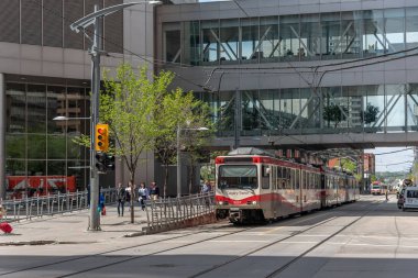Calgary, Kanada - 26 Mayıs 2019: C-Train şehir Calgary, Alberta ile mesafe. C-tren Calgary ana hafif raylı transit araç ve 300.000 kişi üzerinde bir gün taşır