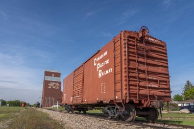 Big Valley, Alberta - 8 Haziran 2019: Big Valley'de eski tren vagonları ve tahıl asansörü. Bu restore tarihi tesislerinde bu küçük kırsal kasabasında turistler için bir teklif vardır.