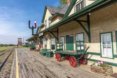 Big Valley, Alberta-8 Haziran 2019: kırsal Alberta büyük Vadisi 'nde eski tren istasyonu. Bu güzel yenilenmiş İstasyonu bu küçük kırsal kasaba ziyaretçileri için bir ana cazibe.