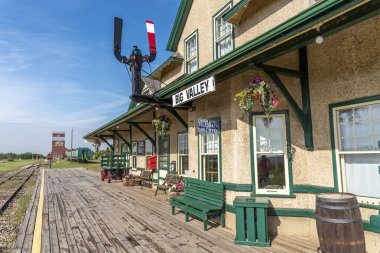 Big Valley, Alberta-8 Haziran 2019: kırsal Alberta büyük Vadisi 'nde eski tren istasyonu. Bu güzel yenilenmiş İstasyonu bu küçük kırsal kasaba ziyaretçileri için bir ana cazibe.