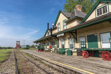 Big Valley, Alberta-8 Haziran 2019: kırsal Alberta büyük Vadisi 'nde eski tren istasyonu. Bu güzel yenilenmiş İstasyonu bu küçük kırsal kasaba ziyaretçileri için bir ana cazibe.