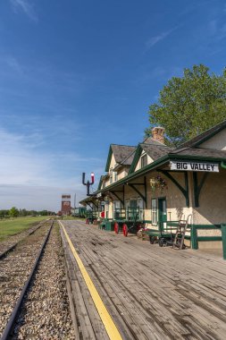 Big Valley, Alberta-8 Haziran 2019: kırsal Alberta büyük Vadisi 'nde eski tren istasyonu. Bu güzel yenilenmiş İstasyonu bu küçük kırsal kasaba ziyaretçileri için bir ana cazibe.