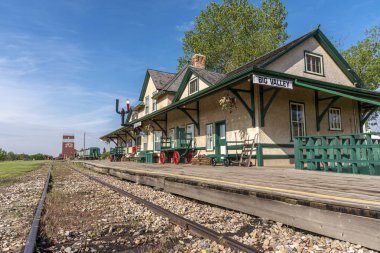 Big Valley, Alberta-8 Haziran 2019: kırsal Alberta büyük Vadisi 'nde eski tren istasyonu. Bu güzel yenilenmiş İstasyonu bu küçük kırsal kasaba ziyaretçileri için bir ana cazibe.