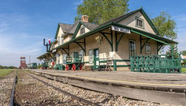 Big Valley, Alberta-8 Haziran 2019: kırsal Alberta büyük Vadisi 'nde eski tren istasyonu. Bu güzel yenilenmiş İstasyonu bu küçük kırsal kasaba ziyaretçileri için bir ana cazibe.