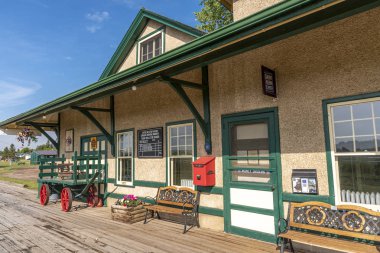 Big Valley, Alberta-8 Haziran 2019: kırsal Alberta büyük Vadisi 'nde eski tren istasyonu. Bu güzel yenilenmiş İstasyonu bu küçük kırsal kasaba ziyaretçileri için bir ana cazibe.