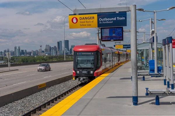 Calgary Kanada Maj 2019 Tåg Med Downtown Calgary Alberta Fjärran — Stockfoto