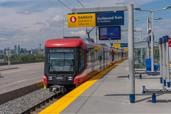 Calgary Kanada Maj 2019 Tåg Med Downtown Calgary Alberta Fjärran — Stockfoto