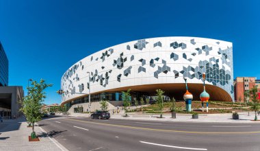 Calgary, Kanada-26 Temmuz 2019: Calgary merkezi Calgary marka yeni ana Halk Kütüphanesi. Kütüphane son zamanlarda büyük tantana açıldı ve birçok olanaklara yanı sıra güzel bir kafe içerir.