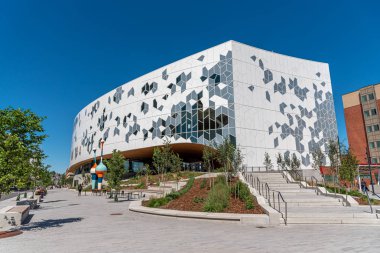 Calgary, Kanada-26 Temmuz 2019: Calgary merkezi Calgary marka yeni ana Halk Kütüphanesi. Kütüphane son zamanlarda büyük tantana açıldı ve birçok olanaklara yanı sıra güzel bir kafe içerir.