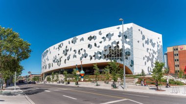 Calgary, Kanada-26 Temmuz 2019: Calgary merkezi Calgary marka yeni ana Halk Kütüphanesi. Kütüphane son zamanlarda büyük tantana açıldı ve birçok olanaklara yanı sıra güzel bir kafe içerir.